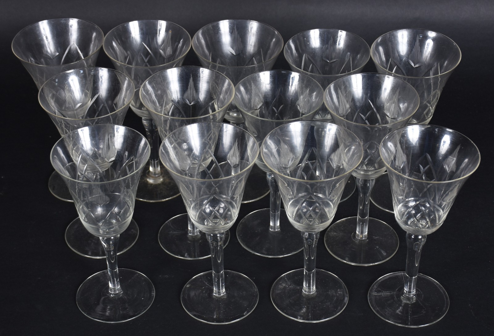 Conjunto com 13 cálices para vinho em demi cristal lapidado. - foto 2 de 3