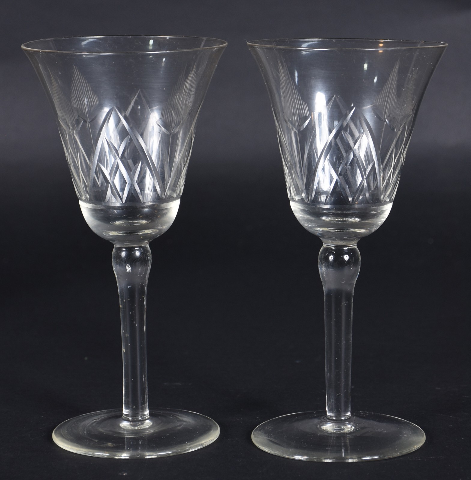 Conjunto com 13 cálices para vinho em demi cristal lapidado. - foto 3 de 3