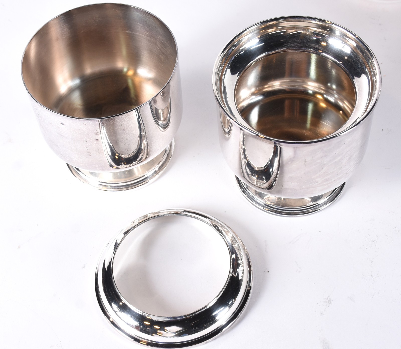 Diversas peças de metal prateado, na maioria Saint James, composto... - foto 4 de 6