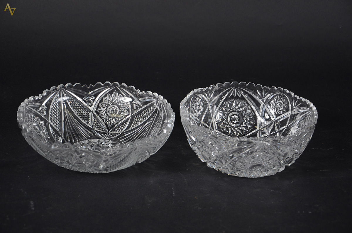 Dois bowls de cristal com borda dentada. Diâmetros: 21 e 25 cm