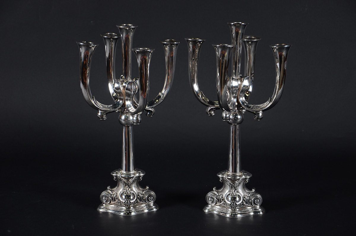Par de Candelabros para 5 velas cada em metal prateado, alt.44 cm.