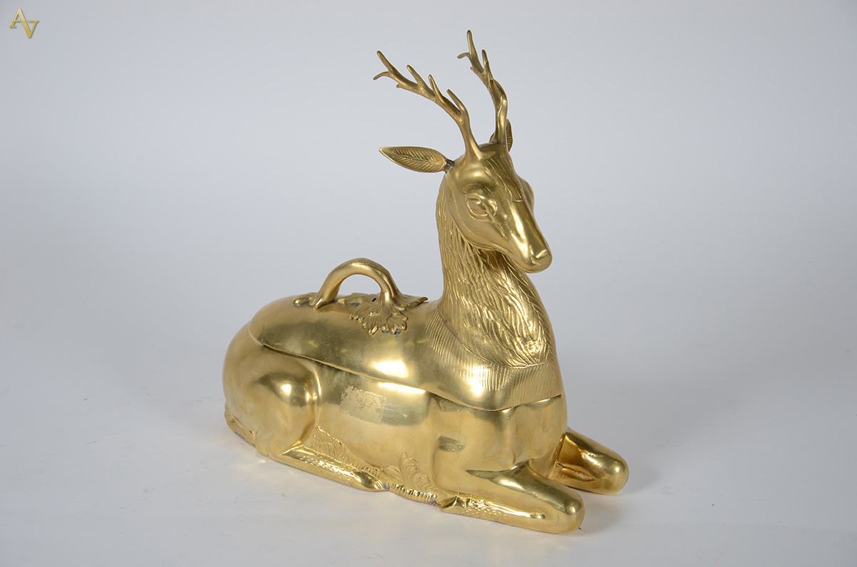 Caixa em bronze representando Veado (com restauro). Altura: 35 cm...