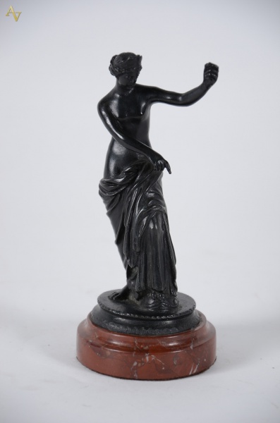 Escultura em metal patinado com base em mármore representando mulher...
