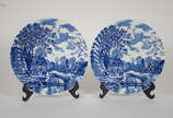 Par de Pratos em faiança inglesa decorada com c... - Par de Pratos em faiança inglesa decorada com cena campestre em azul e branco,  diam.31 cm.