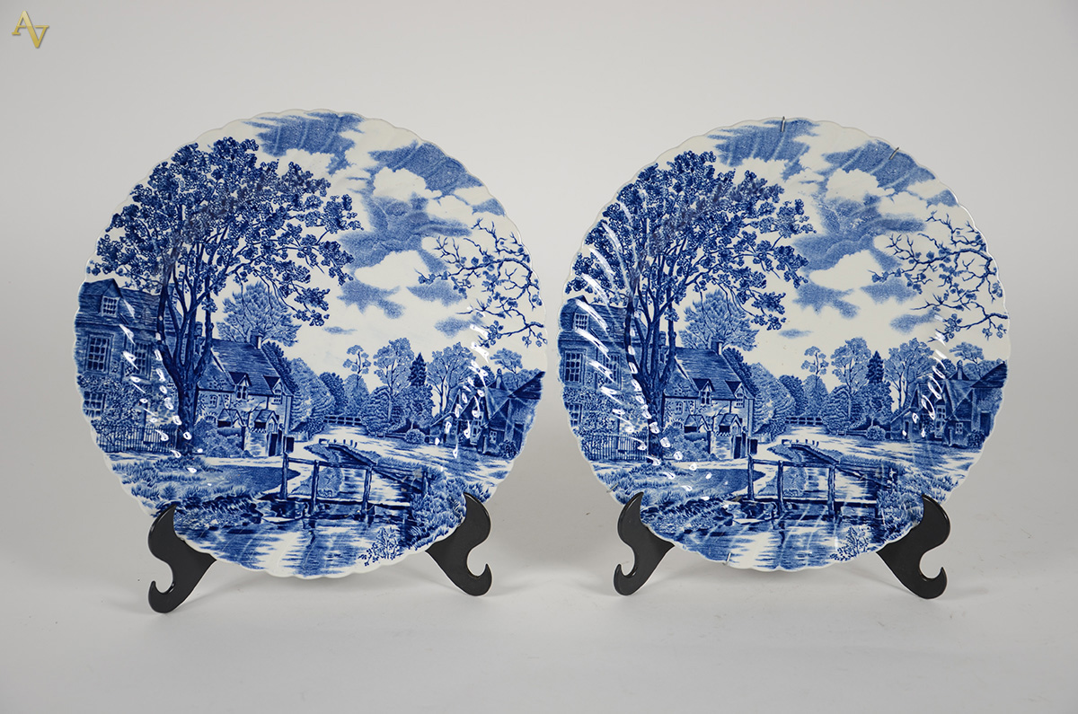Par de Pratos em faiança inglesa decorada com cena campestre em azul...
