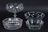Quatro peças de cristal e vidro, sendo fruteira... - Quatro peças de cristal e vidro, sendo fruteira de pé alto  lapidada  e tres bowls redondos, feitio diversos. (um com pequeno lascado na borda).