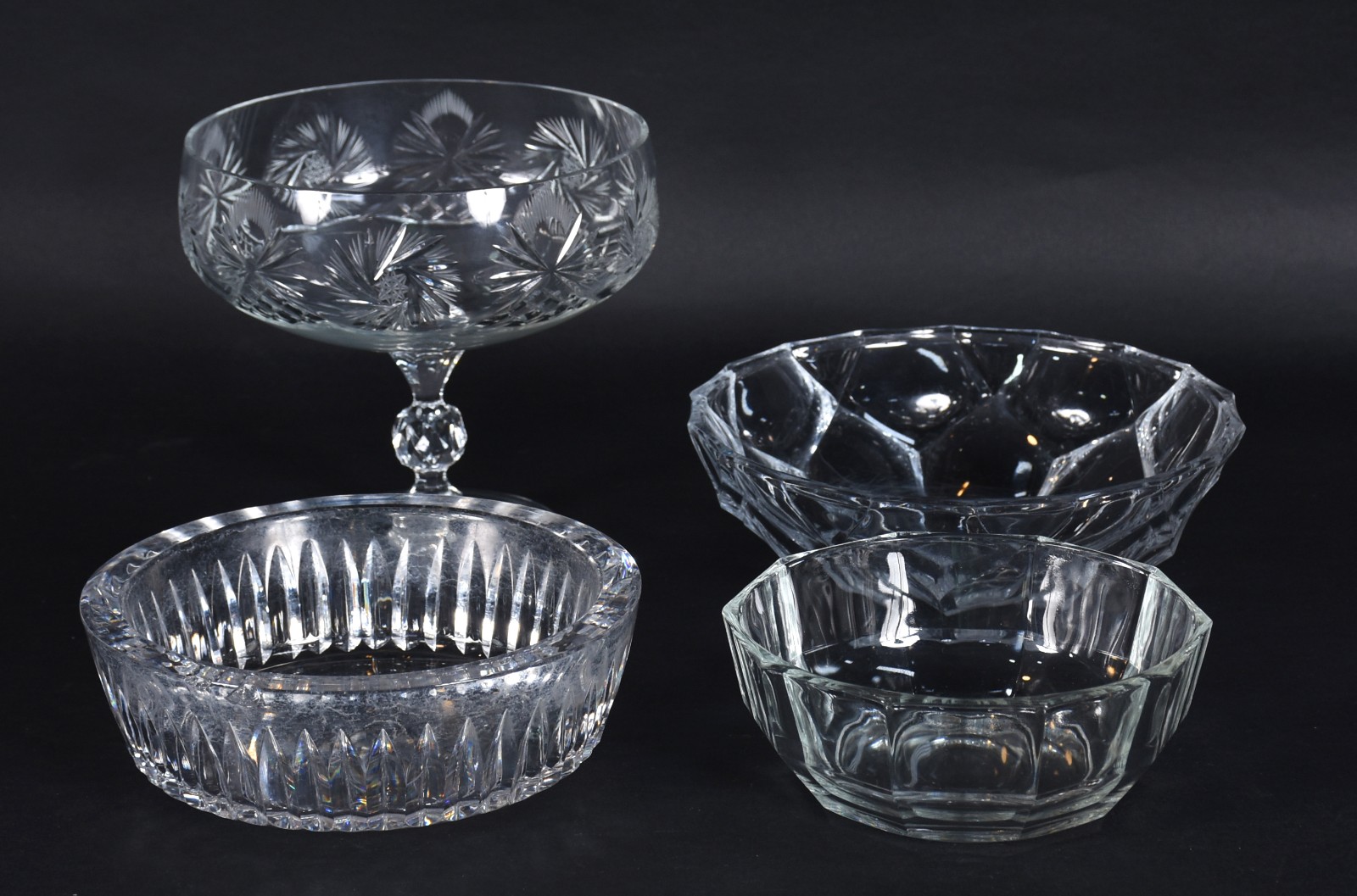 Quatro peças de cristal e vidro, sendo fruteira de pé alto lapidada e... - foto 1 de 4
