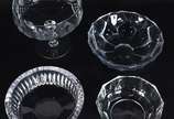 Quatro peças de cristal e vidro, sendo fruteira... - Quatro peças de cristal e vidro, sendo fruteira de pé alto  lapidada  e tres bowls redondos, feitio diversos. (um com pequeno lascado na borda).