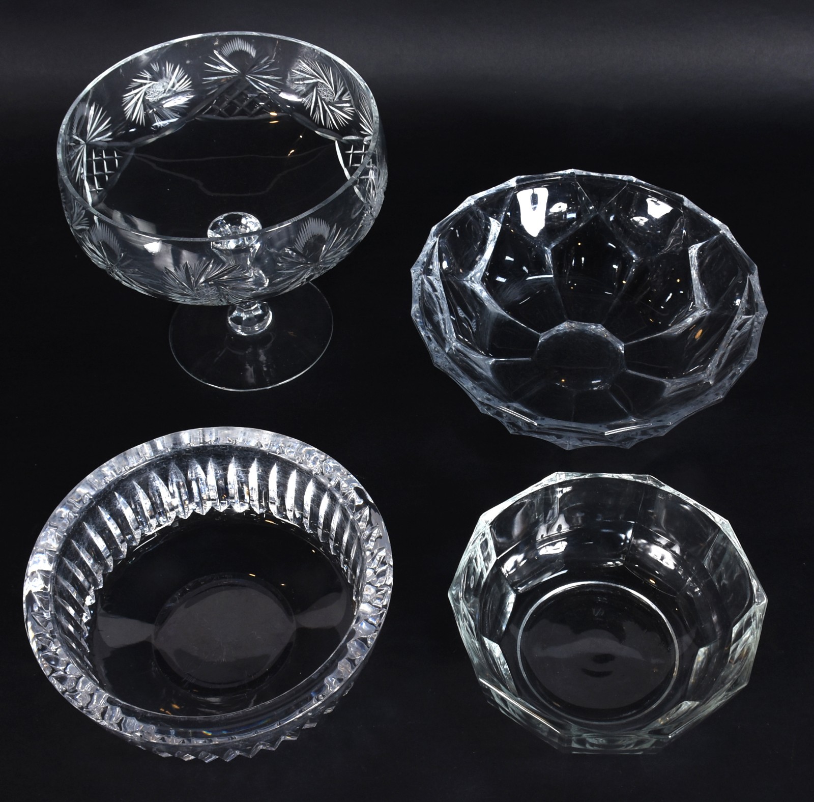 Quatro peças de cristal e vidro, sendo fruteira de pé alto lapidada e... - foto 2 de 4