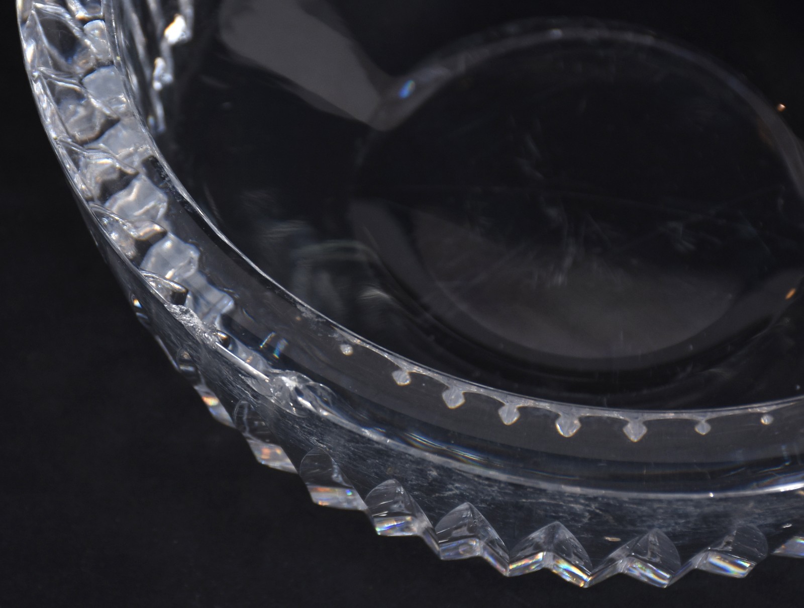 Quatro peças de cristal e vidro, sendo fruteira de pé alto lapidada e... - foto 3 de 4