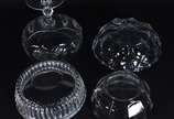 Quatro peças de cristal e vidro, sendo fruteira... - Quatro peças de cristal e vidro, sendo fruteira de pé alto  lapidada  e tres bowls redondos, feitio diversos. (um com pequeno lascado na borda).