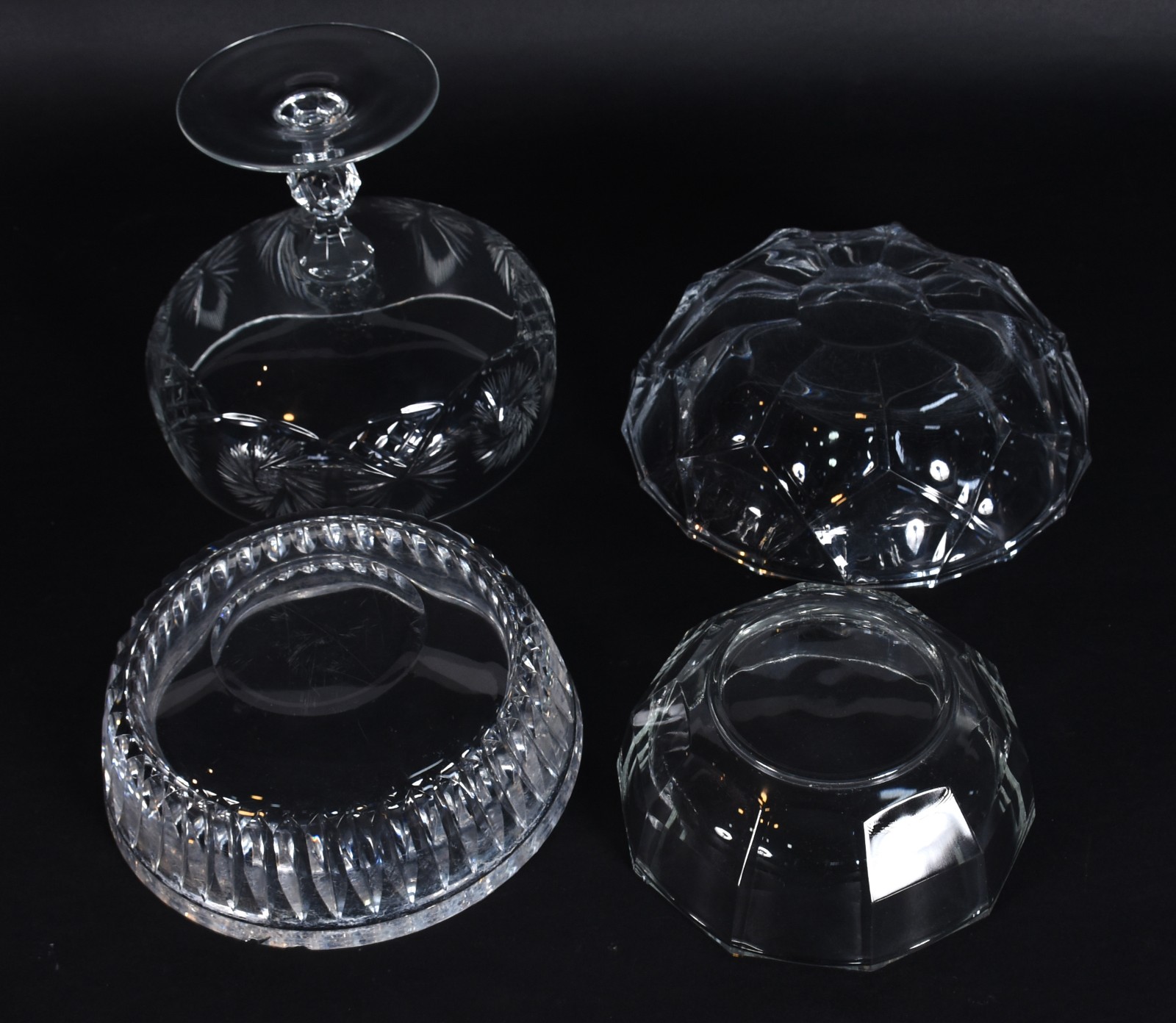 Quatro peças de cristal e vidro, sendo fruteira de pé alto lapidada e... - foto 4 de 4