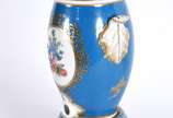 Samovar de porcelana azul turquesa com flores e... - Samovar de porcelana azul turquesa com flores em policromia e frisos realçados em dourado, base vazada para colocação de vela para aquecer o chá...