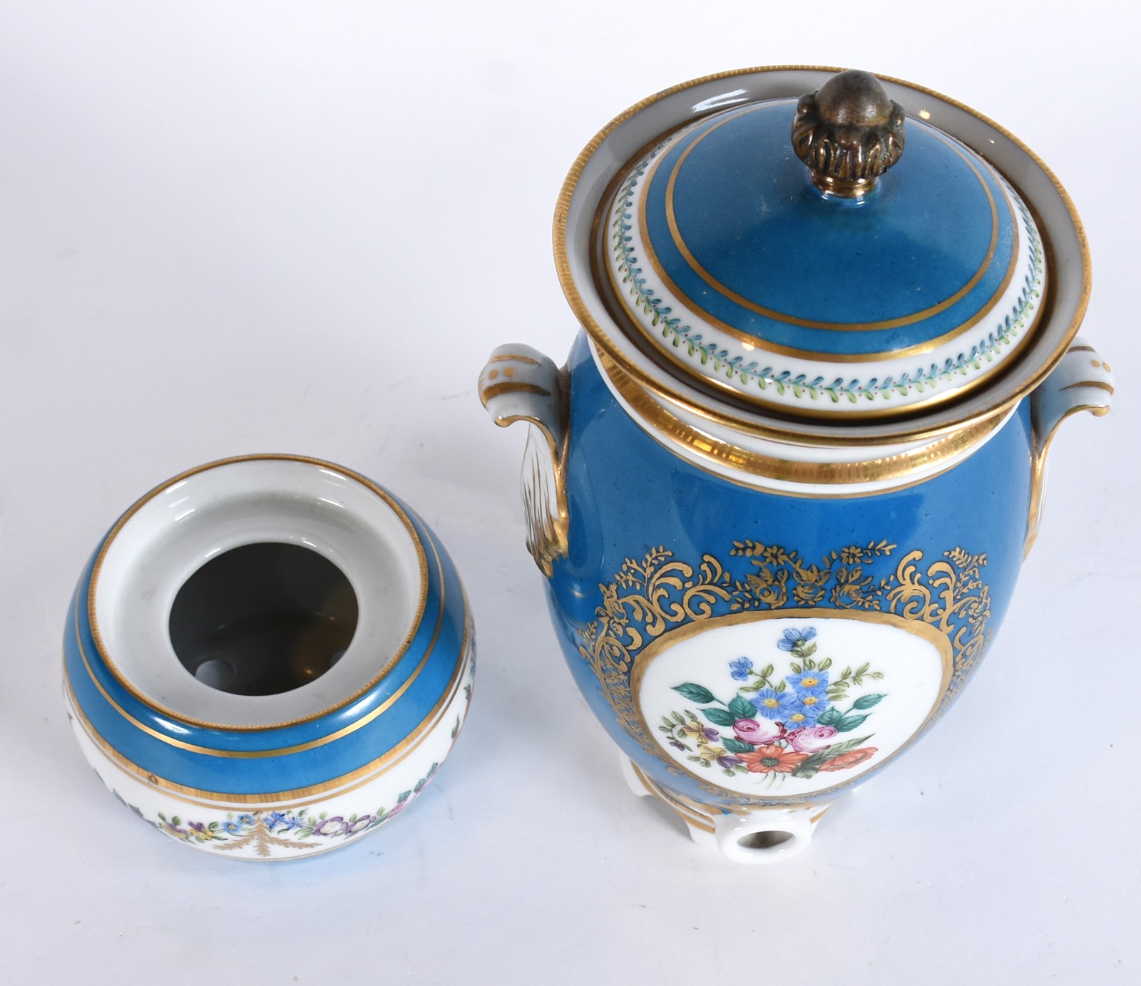Samovar de porcelana azul turquesa com flores em policromia e frisos... - foto 4 de 8