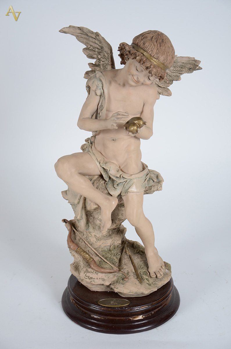 GIUSEPPE BESSI - Escultura em resina representando Anjo. Assinada...
