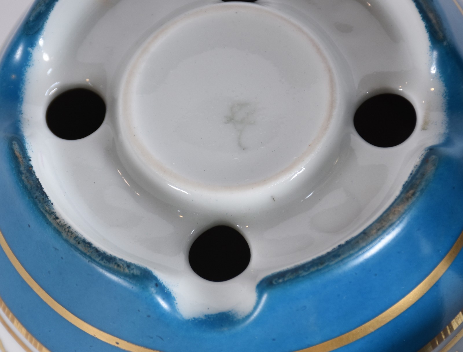Samovar de porcelana azul turquesa com flores em policromia e frisos... - foto 6 de 8