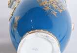 Samovar de porcelana azul turquesa com flores e... - Samovar de porcelana azul turquesa com flores em policromia e frisos realçados em dourado, base vazada para colocação de vela para aquecer o chá...
