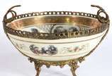 Fruteira de porcelana Dom Pedro decorada com ce... - Fruteira de porcelana Dom Pedro decorada com cenas românticas em policromia e realces dourados, galeria de metal.