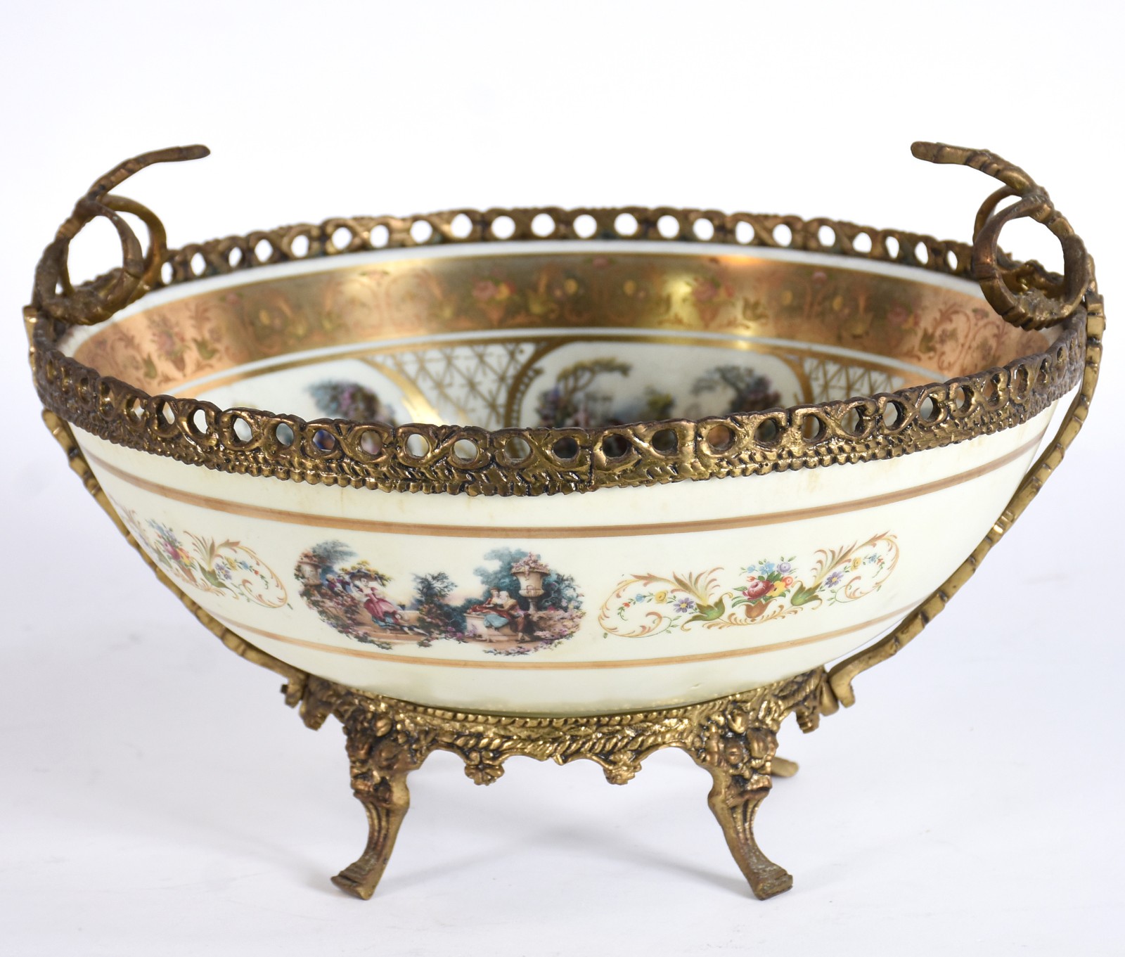 Fruteira de porcelana Dom Pedro decorada com cenas românticas em... - foto 1 de 5