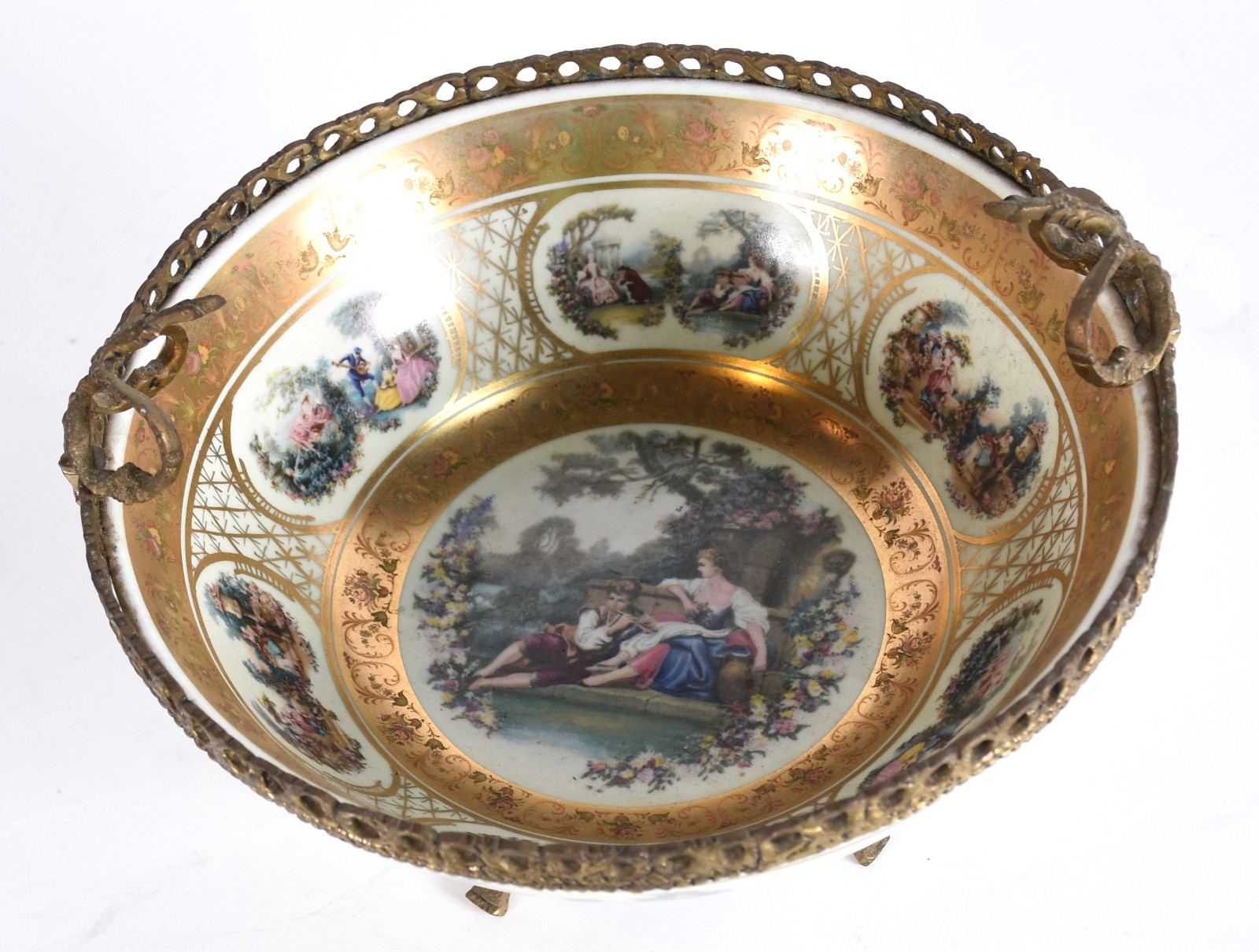 Fruteira de porcelana Dom Pedro decorada com cenas românticas em... - foto 2 de 5