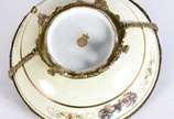 Fruteira de porcelana Dom Pedro decorada com ce... - Fruteira de porcelana Dom Pedro decorada com cenas românticas em policromia e realces dourados, galeria de metal.