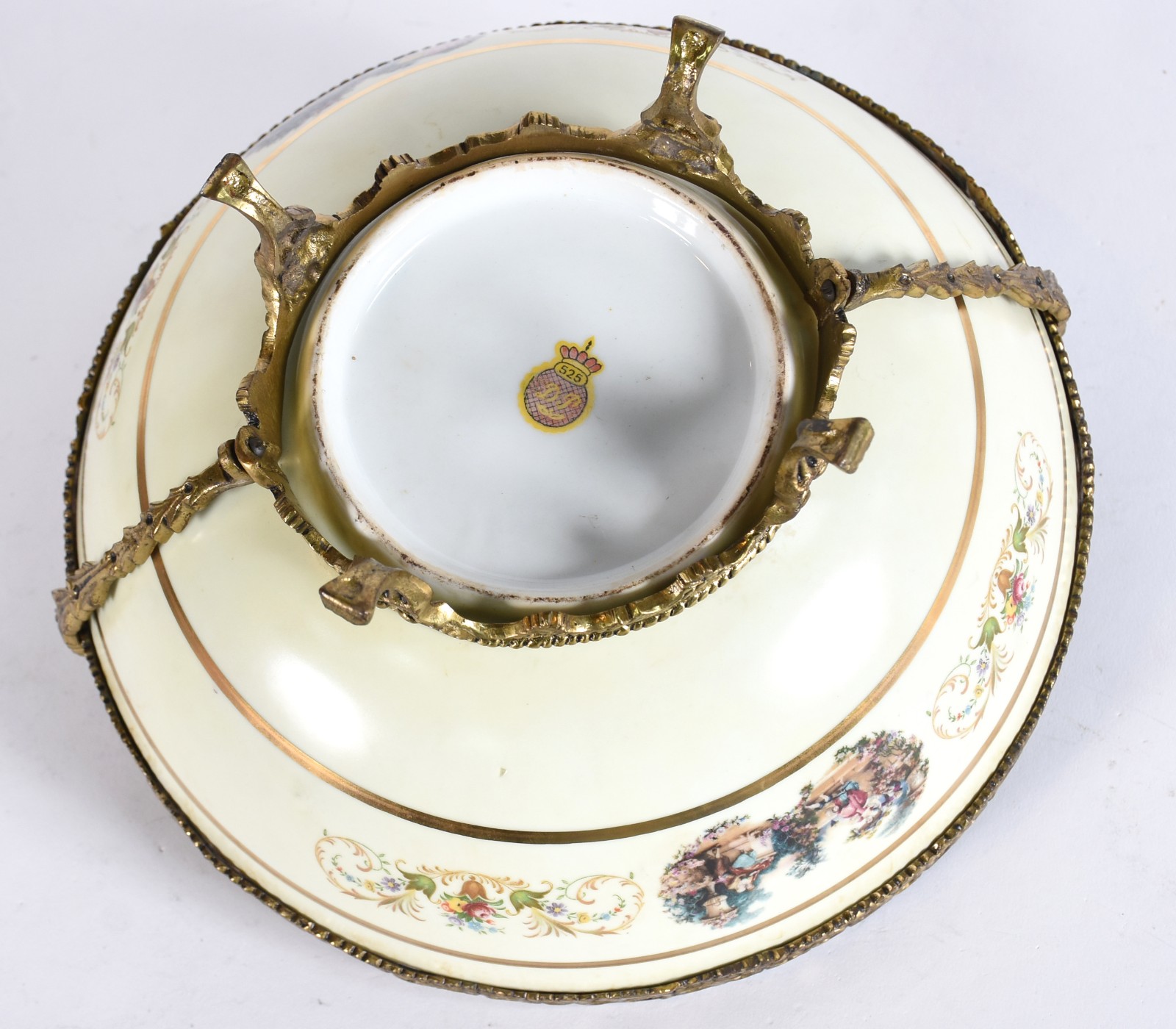 Fruteira de porcelana Dom Pedro decorada com cenas românticas em... - foto 4 de 5