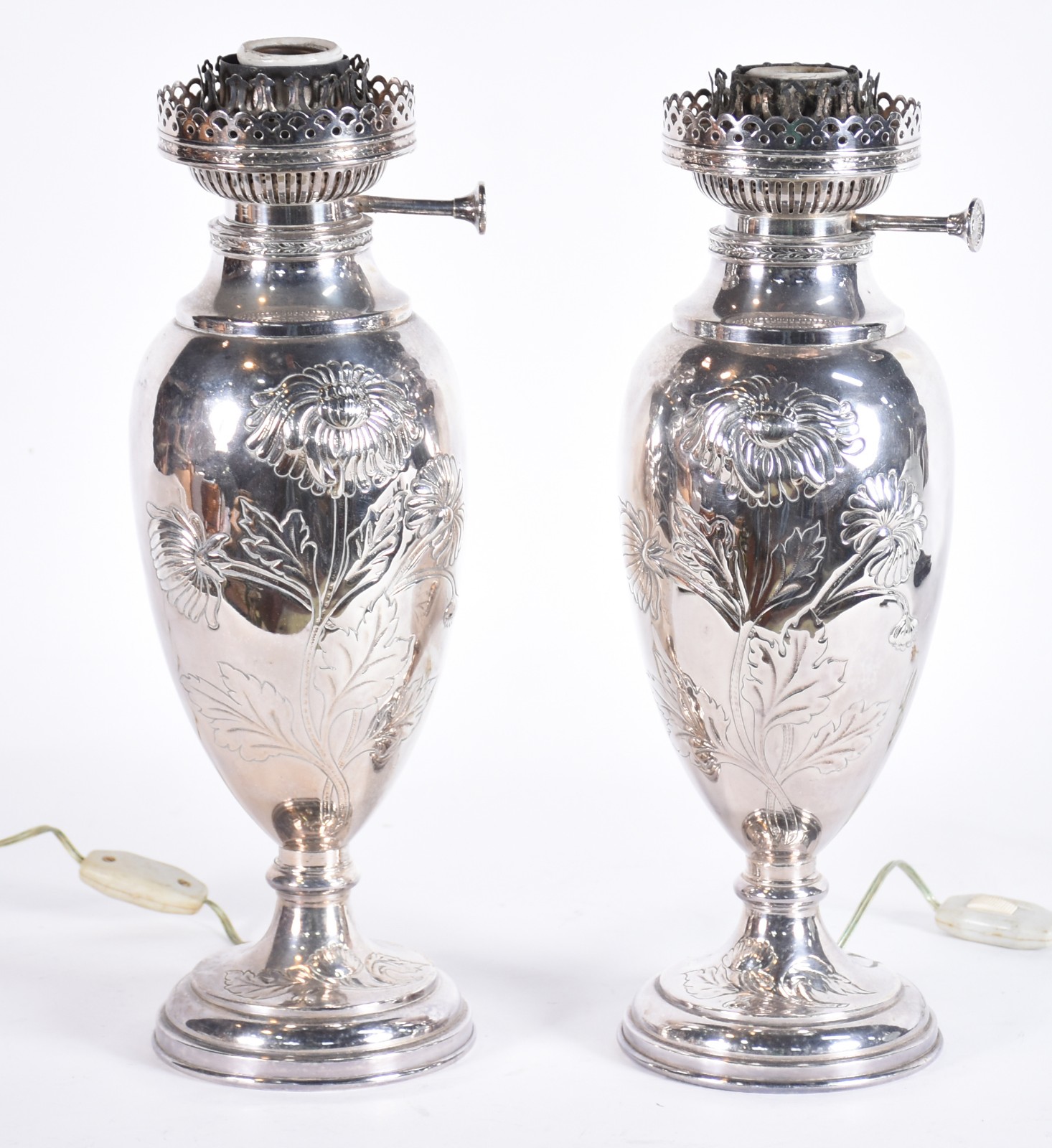 Par de luminárias de metal prateado na forma de vasos, trabalhadas... - foto 1 de 7