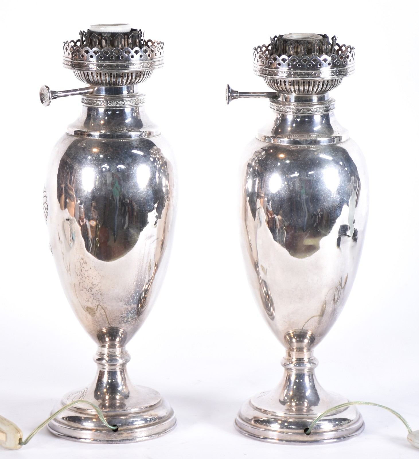 Par de luminárias de metal prateado na forma de vasos, trabalhadas... - foto 2 de 7