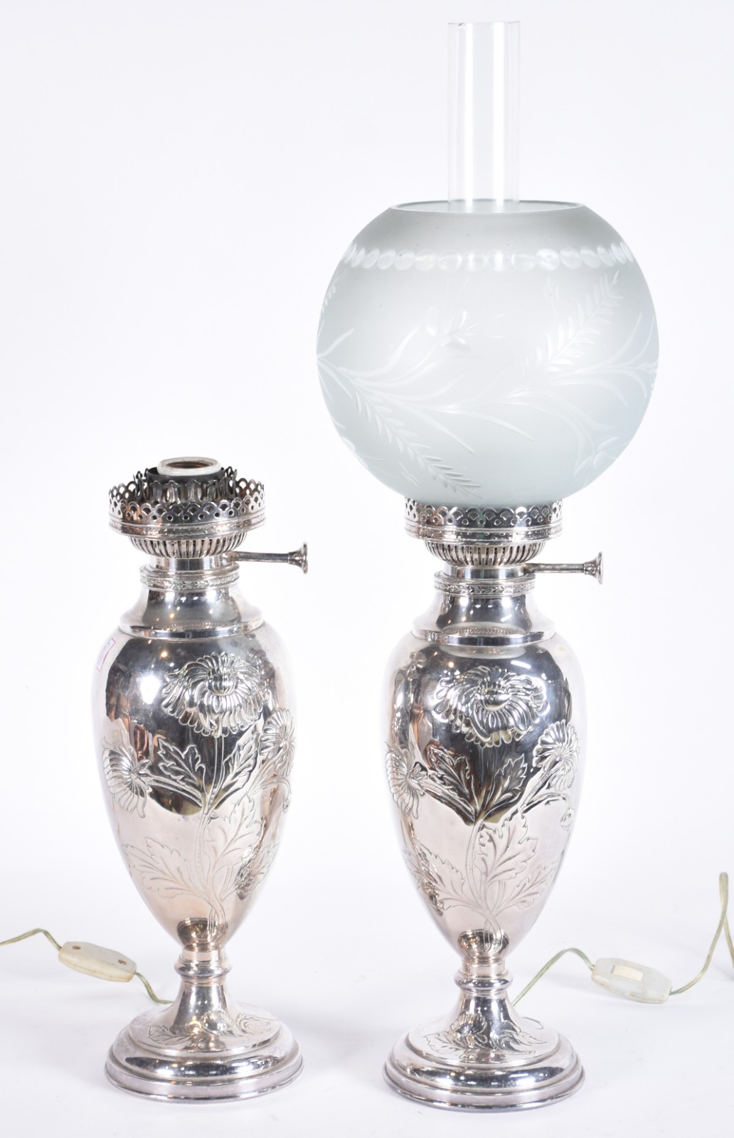Par de luminárias de metal prateado na forma de vasos, trabalhadas... - foto 3 de 7