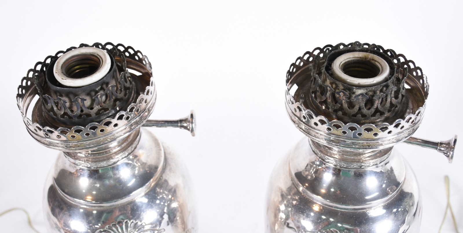 Par de luminárias de metal prateado na forma de vasos, trabalhadas... - foto 4 de 7