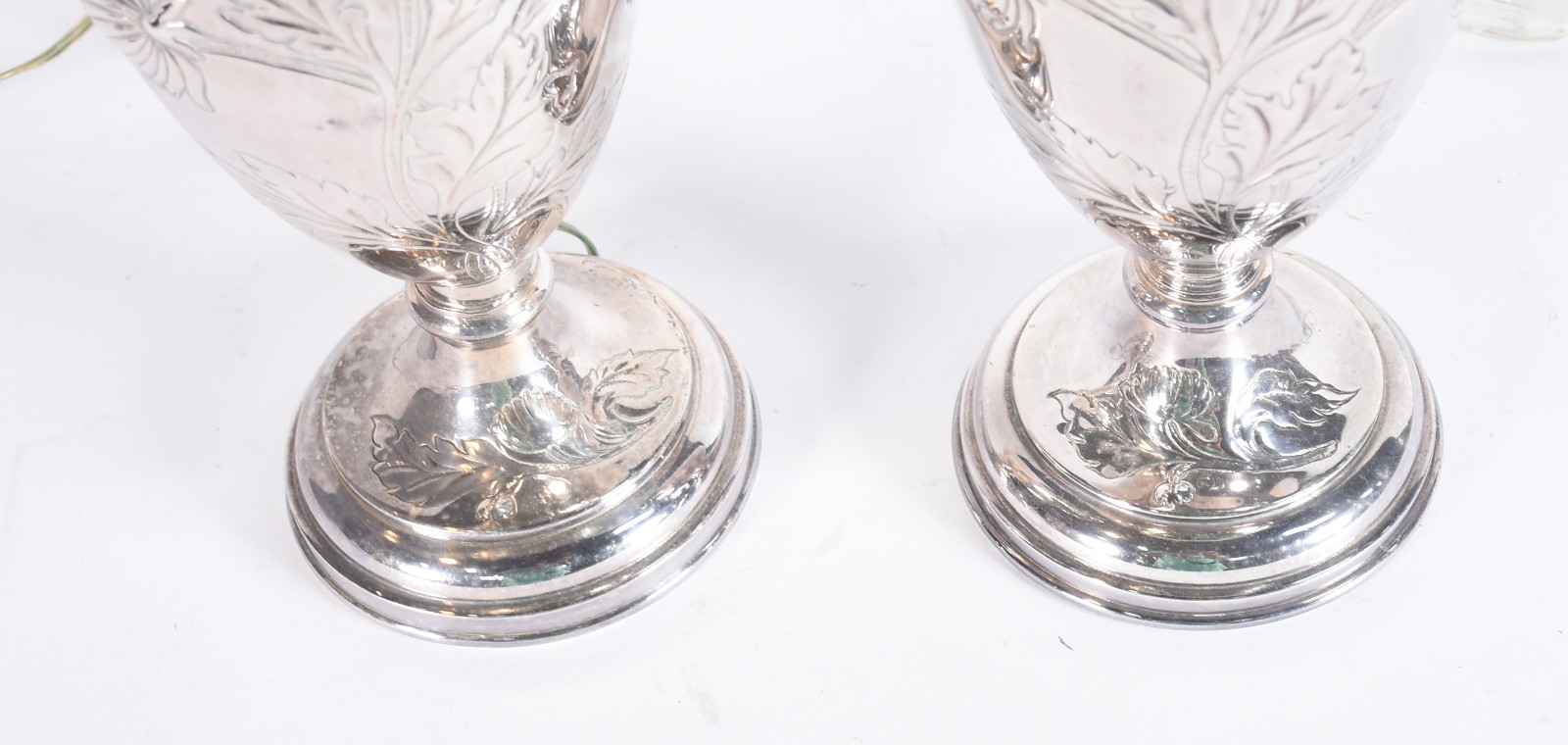 Par de luminárias de metal prateado na forma de vasos, trabalhadas... - foto 6 de 7