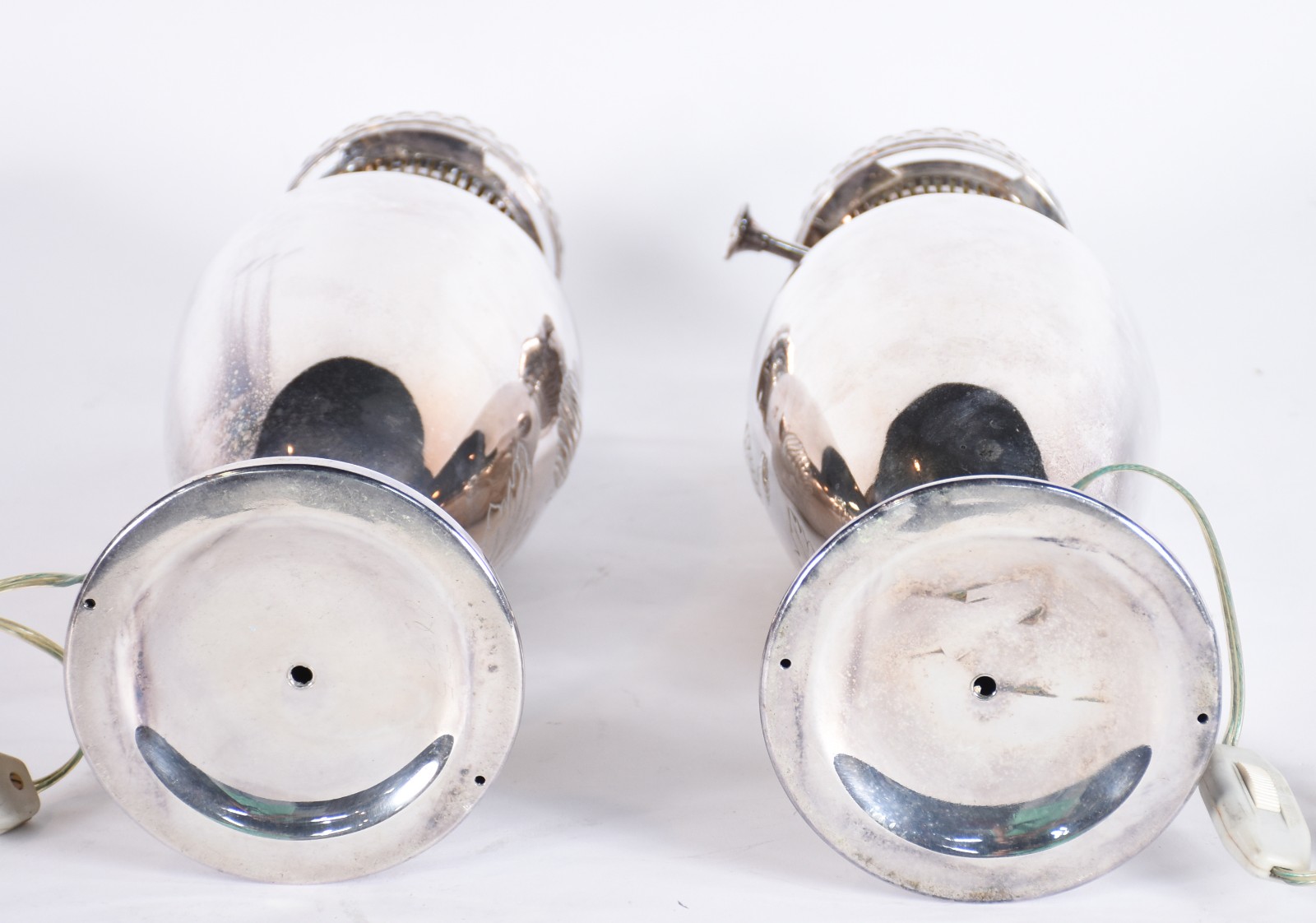 Par de luminárias de metal prateado na forma de vasos, trabalhadas... - foto 7 de 7