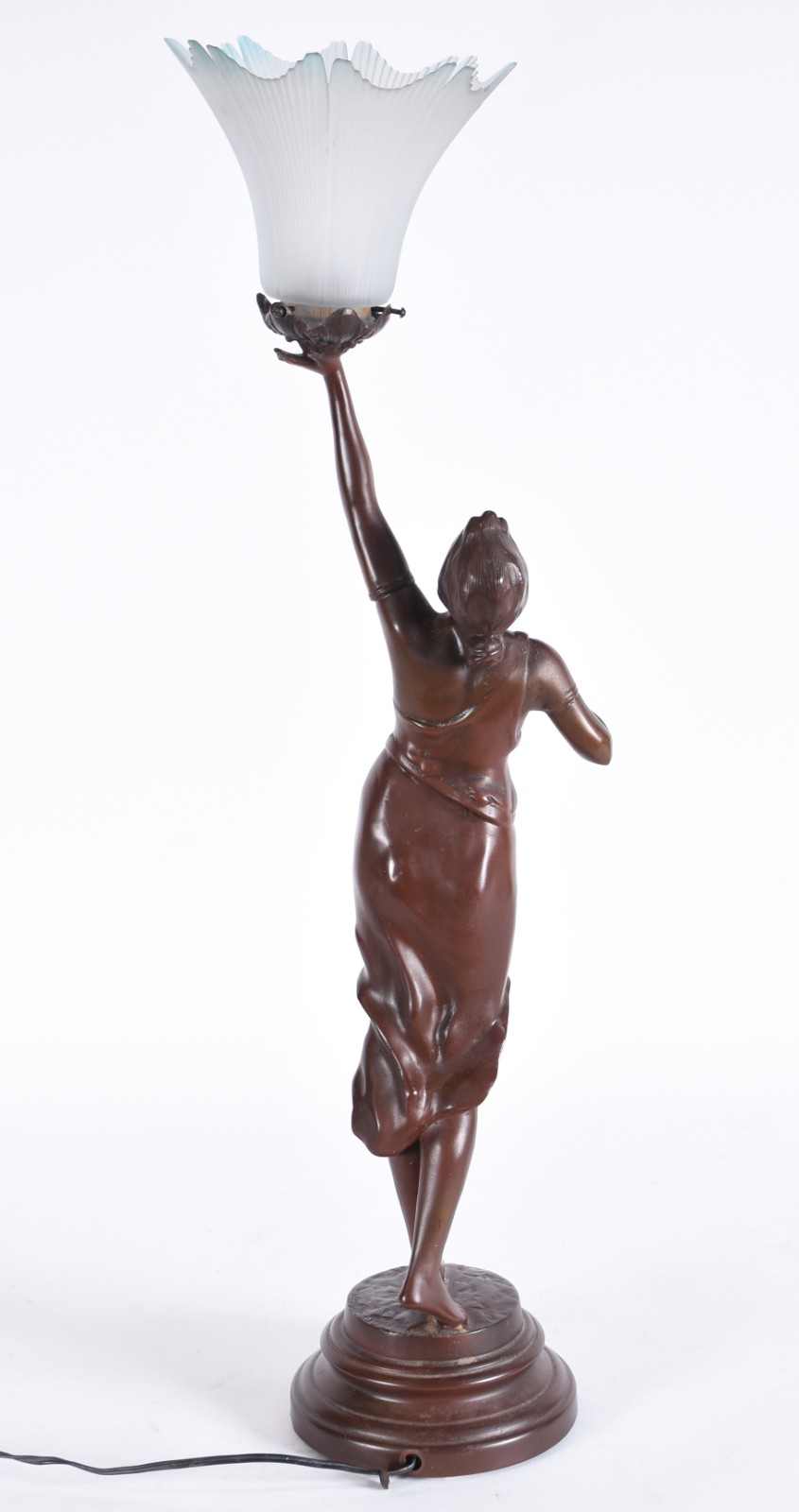 Luminária de petit bronze representando figura feminina, manga de... - foto 4 de 4
