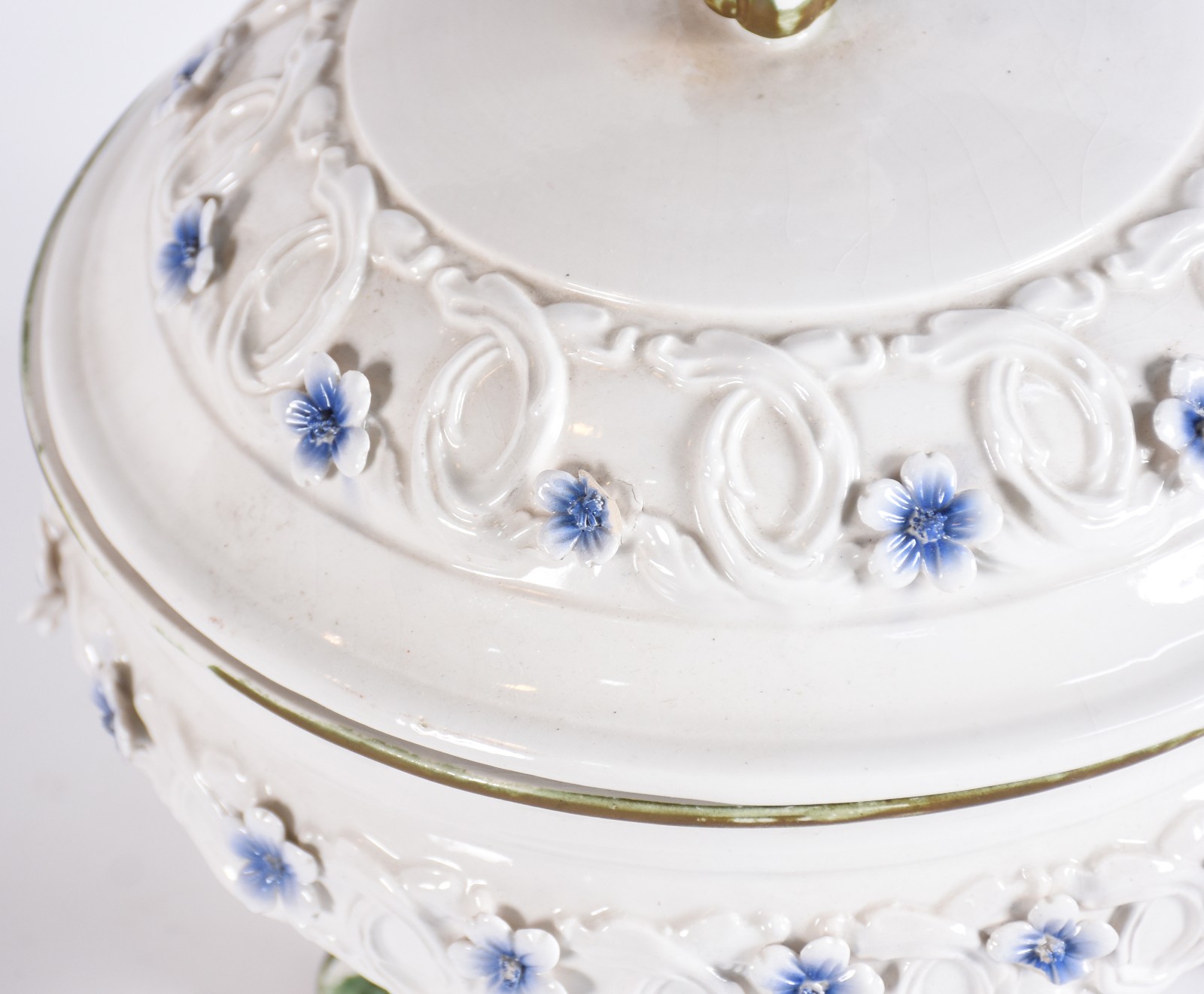 Sopeira de porcelana italiana na cor branca decorada com flores azuis... - foto 4 de 7
