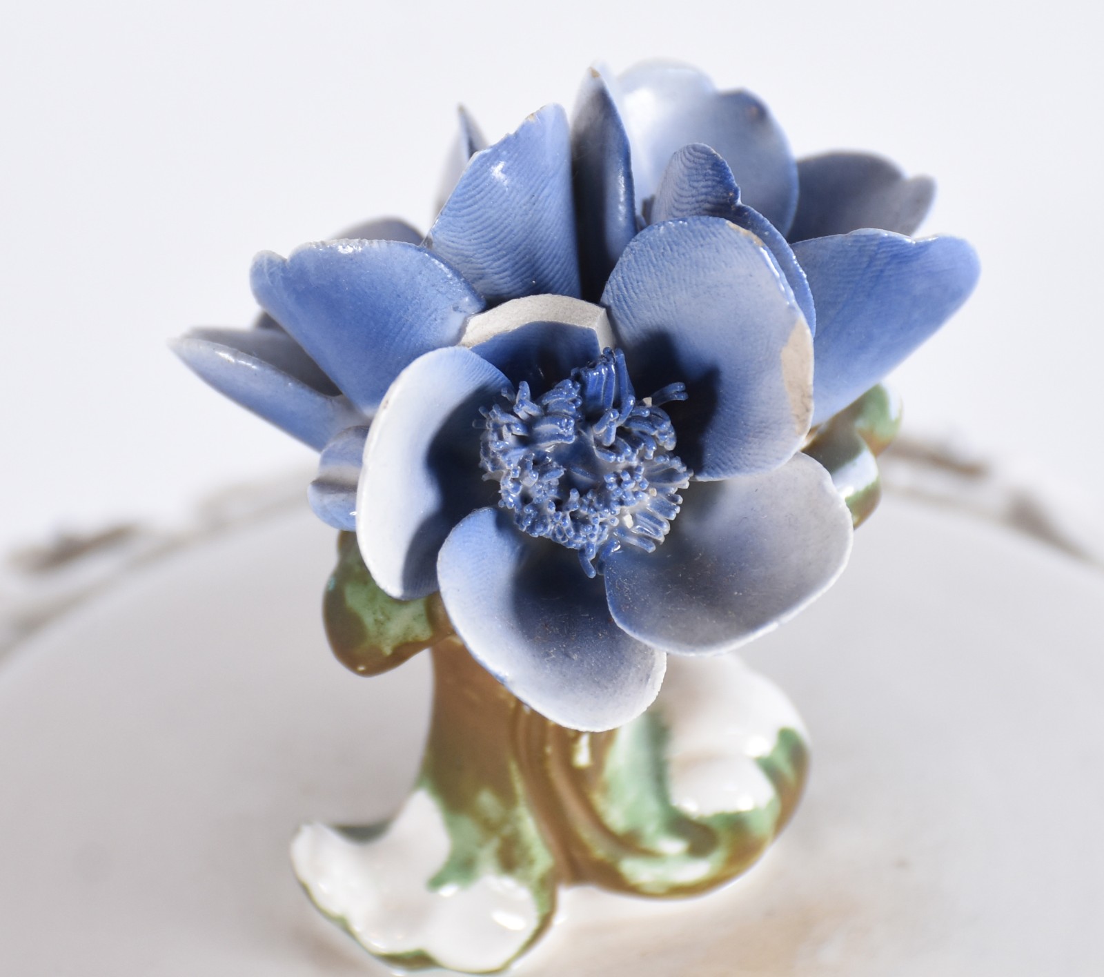 Sopeira de porcelana italiana na cor branca decorada com flores azuis... - foto 5 de 7