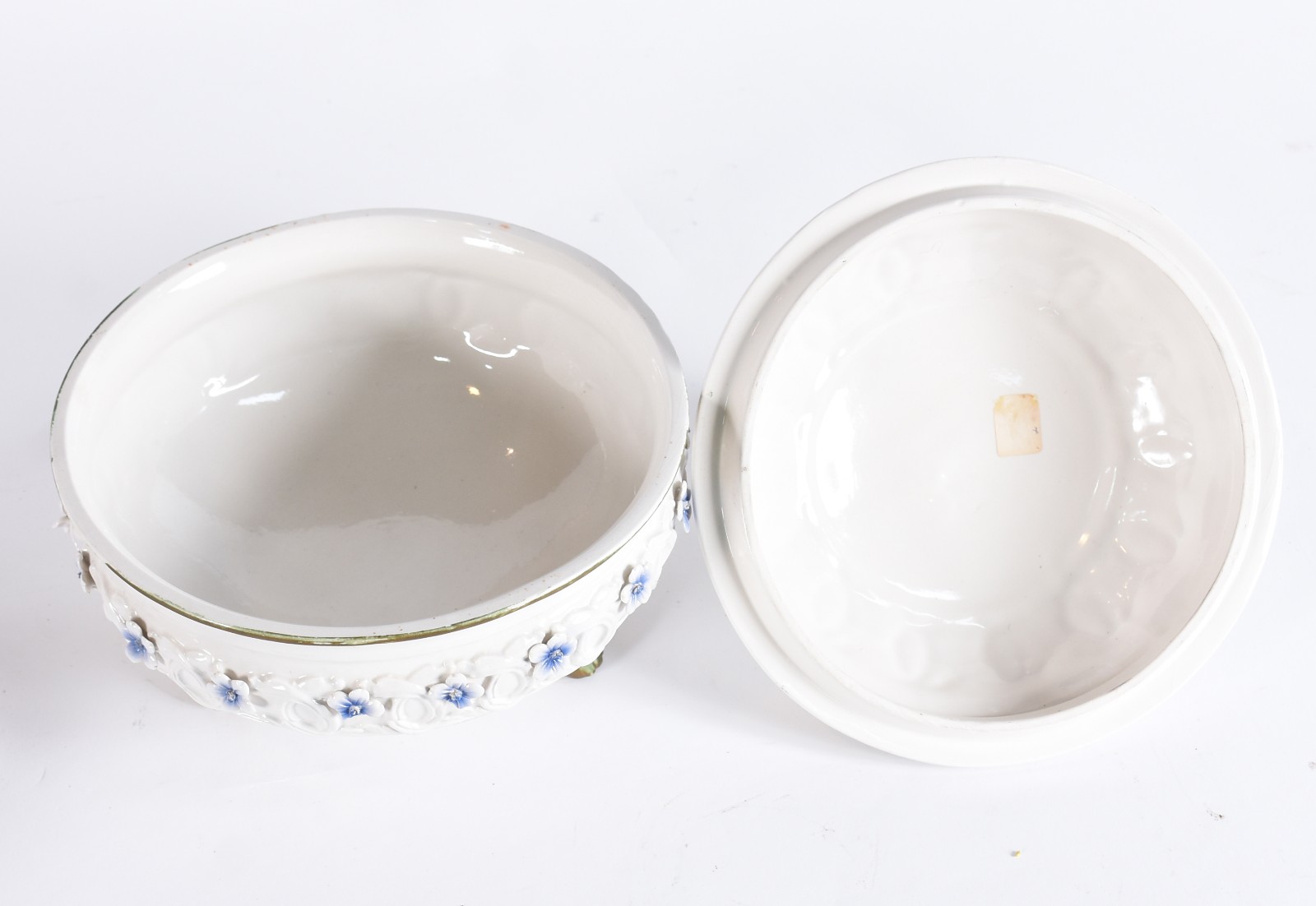 Sopeira de porcelana italiana na cor branca decorada com flores azuis... - foto 6 de 7
