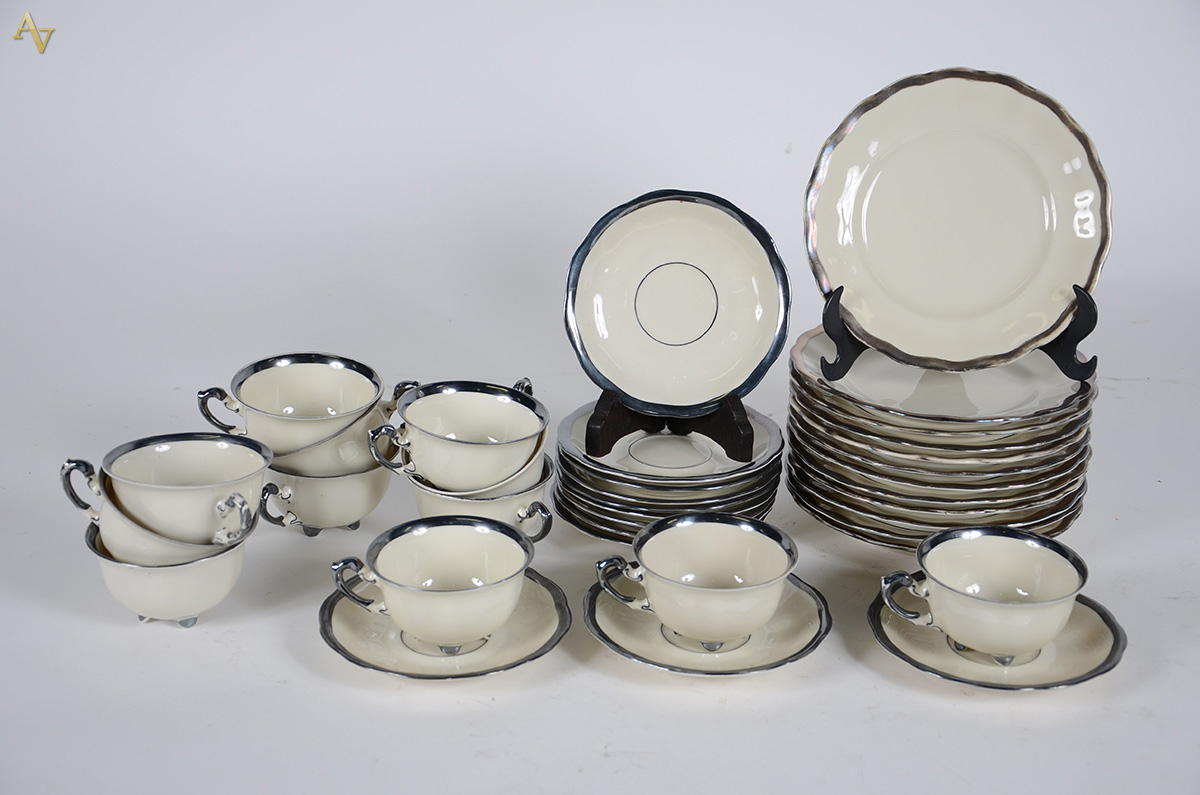 Conjunto de chá em porcelana Alemã na cor bege com bordas prateadas...