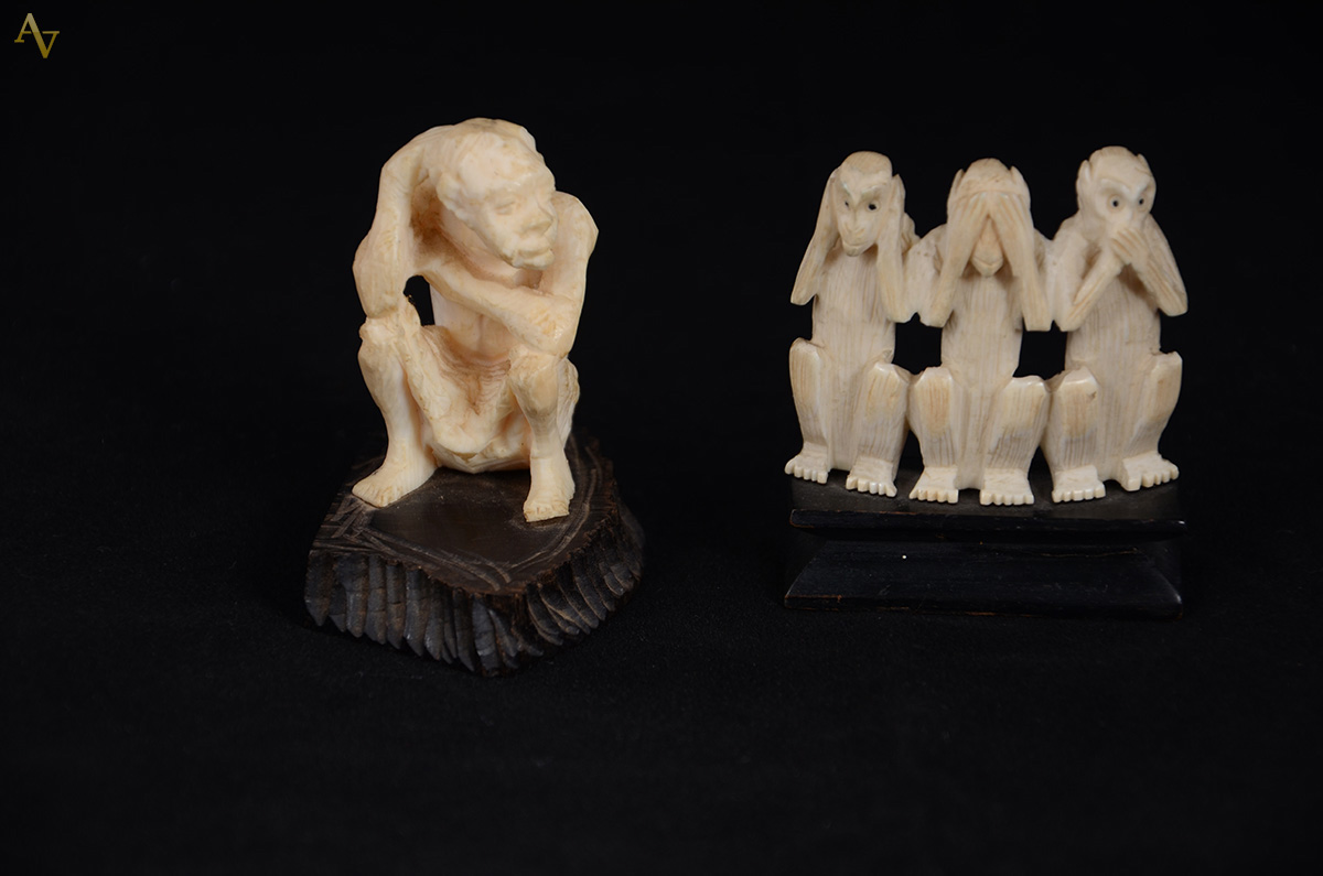 Lote com duas esculturas em marfim representando Aborígene e Os três... - foto 1 de 2