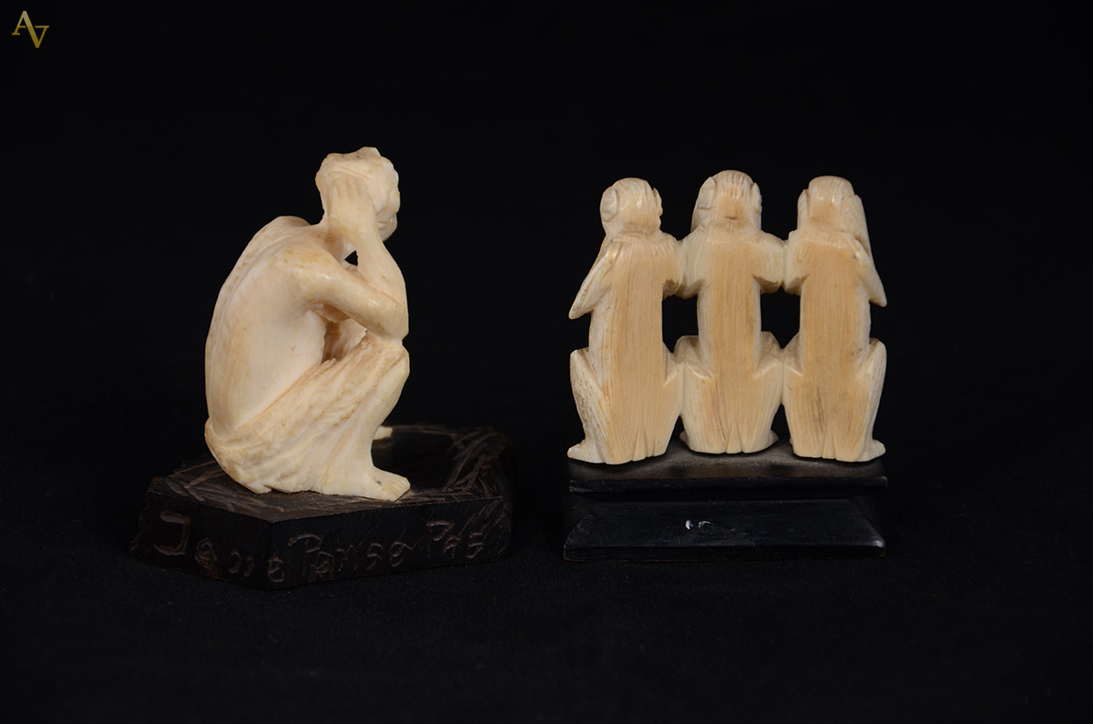 Lote com duas esculturas em marfim representando Aborígene e Os três... - foto 2 de 2