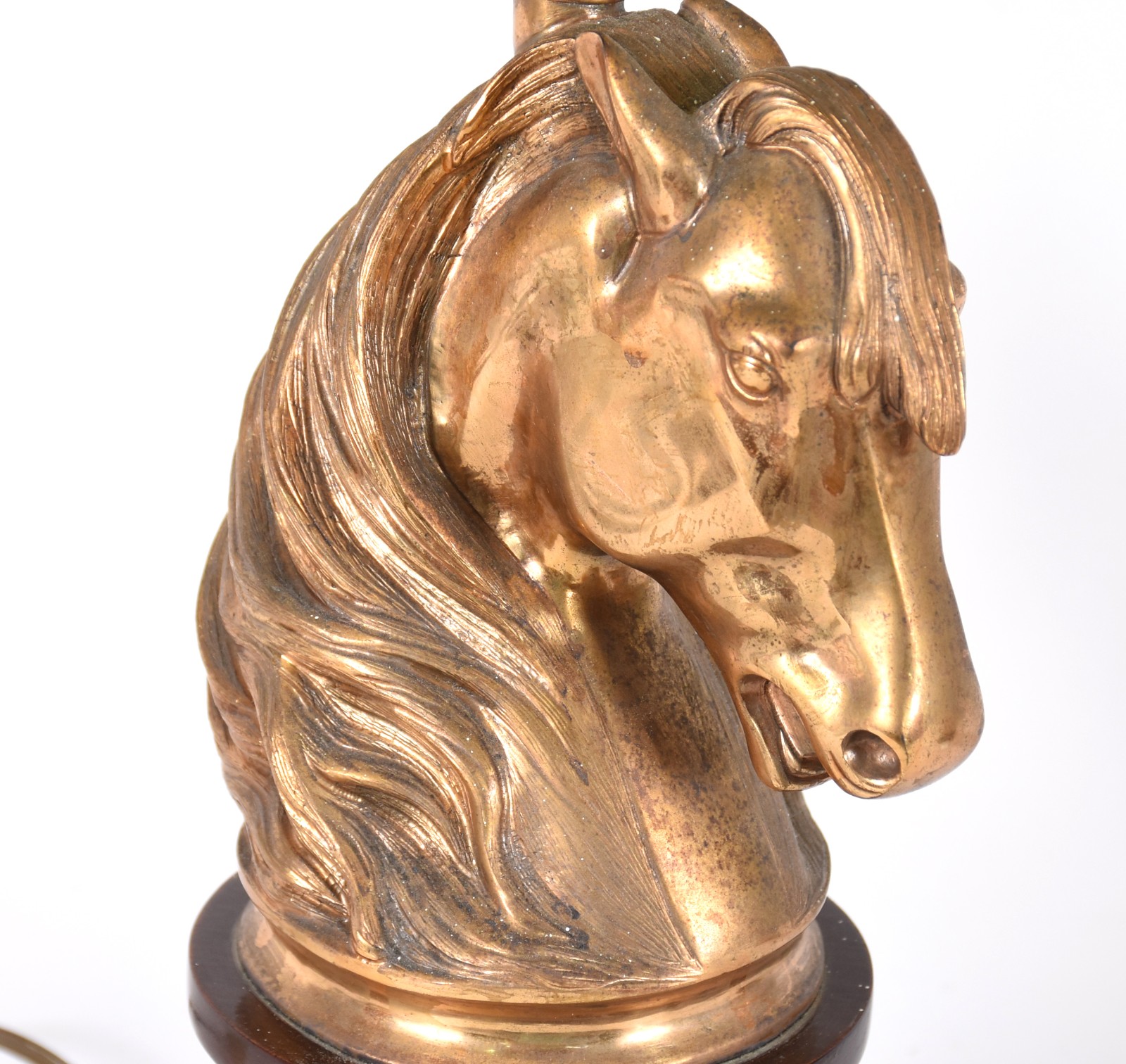 Par de abatjoures com bases na forma de cabeças de cavalos em metal... - foto 3 de 6