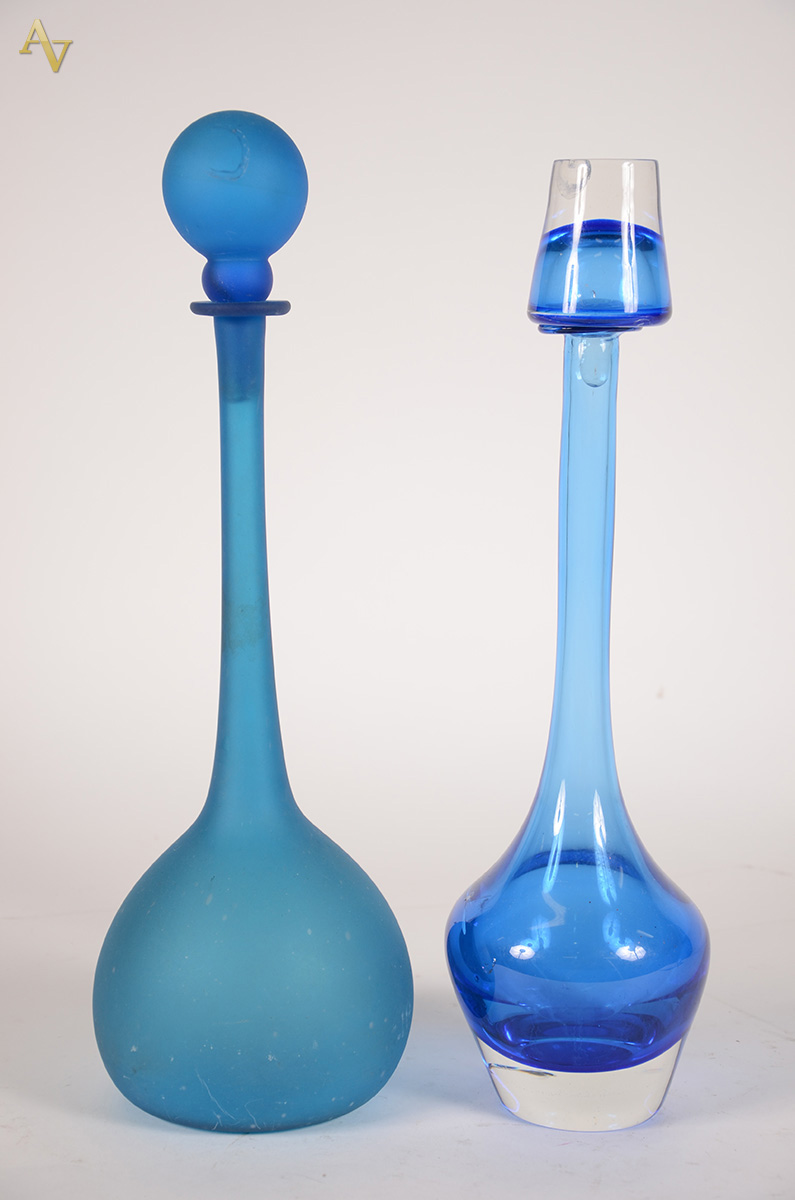 Duas garrafas na cor azul, anos 60. Alturas: 49 e 51 cm (uma no... - foto 1 de 4