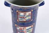 Vaso de porcelana oriental com fundo em azul co... - Vaso de porcelana oriental com fundo em azul cobalto decorado com paisagens e pagodes em policromia e guirlandas realçadas em dourado.