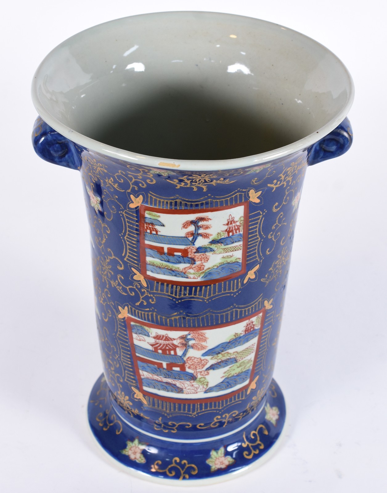 Vaso de porcelana oriental com fundo em azul cobalto decorado com... - foto 2 de 4