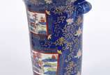 Vaso de porcelana oriental com fundo em azul co... - Vaso de porcelana oriental com fundo em azul cobalto decorado com paisagens e pagodes em policromia e guirlandas realçadas em dourado.