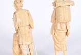 Duas estatuetas de marfim representando casal d... - Duas estatuetas de marfim representando casal de camponeses (alguns defeitos e perda de partes).