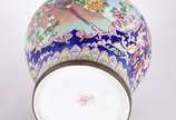 Antigo Vaso de cloisonné ricamente decorado com... - Antigo Vaso de cloisonné ricamente decorado com aves do paraíso e flores em policromia.