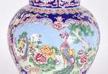 Antigo Vaso de cloisonné ricamente decorado com... - Antigo Vaso de cloisonné ricamente decorado com aves do paraíso e flores em policromia.