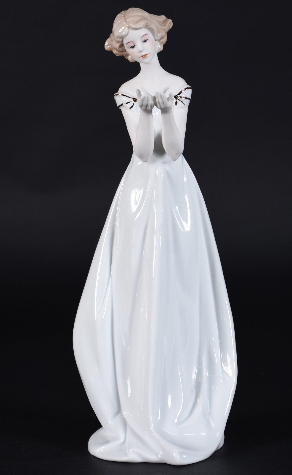 Estatueta de porcelana representando dama com borboleta branca. - foto 1 de 4