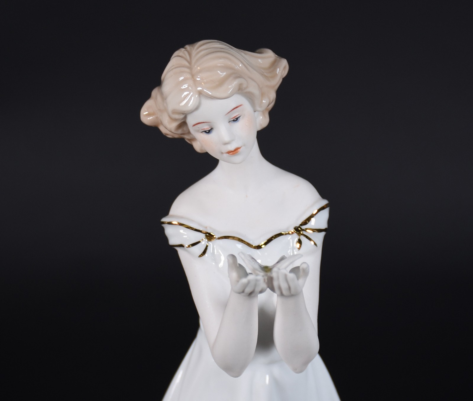Estatueta de porcelana representando dama com borboleta branca. - foto 2 de 4
