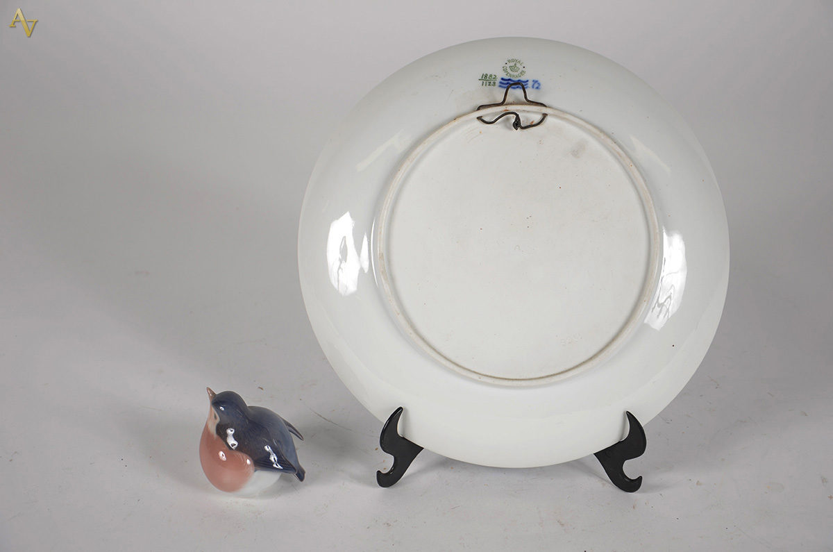 Duas peças de porcelana dinamarquesa, sendo um Medalhão Royal... - foto 2 de 2